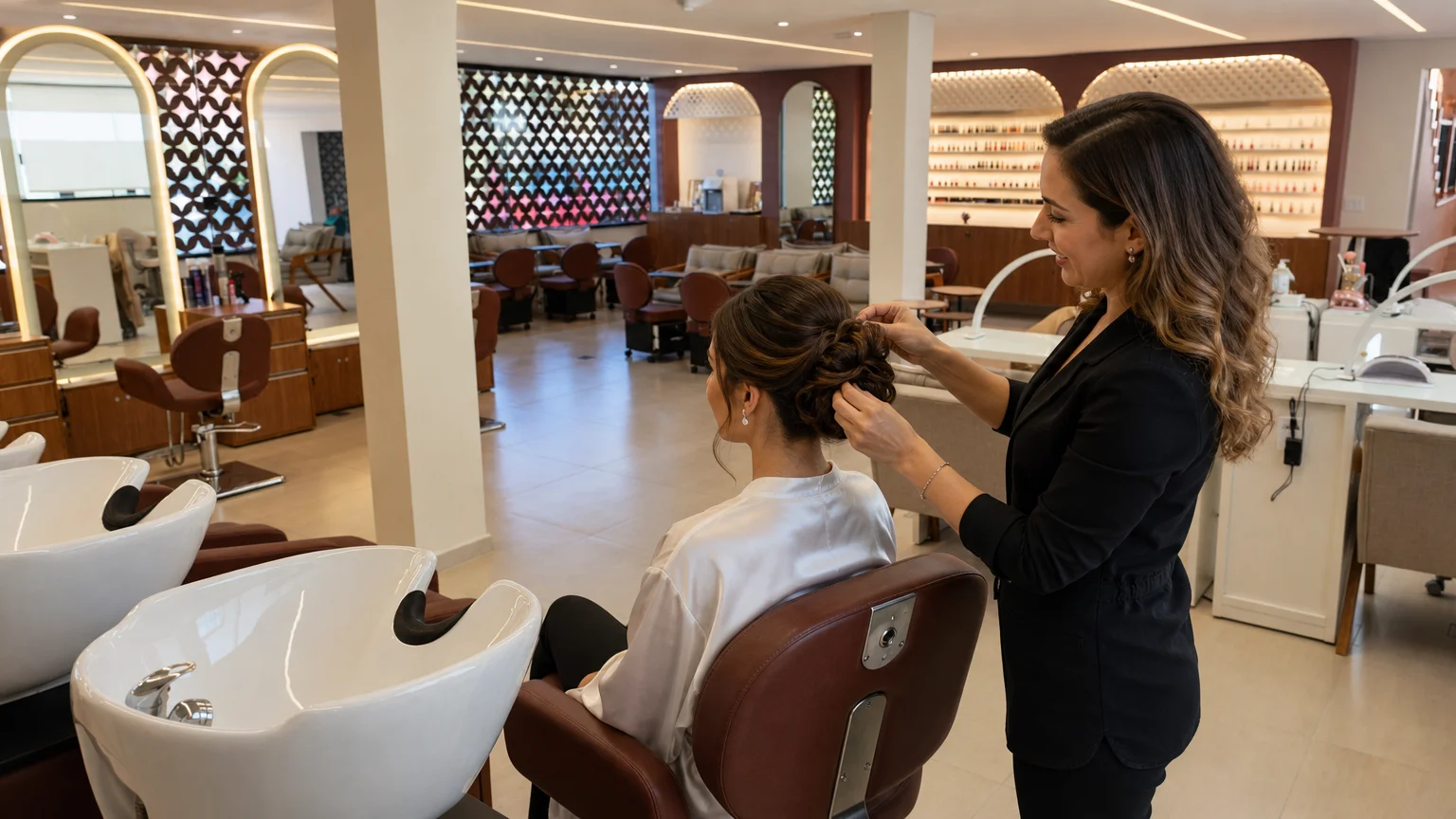Cabeleireira finalizando penteado elegante em jovem no We Hall Beauty Bauru