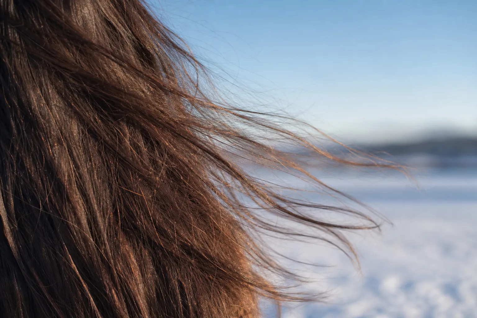 Cabelo com frizz e ressecamento causado pelo ar seco do inverno