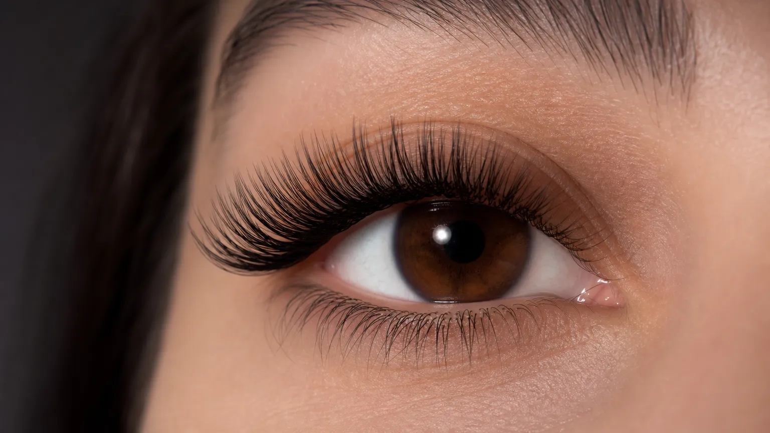 Close em cílios alongados volumosos e bem cuidados de cliente do We Hall Beauty em Bauru