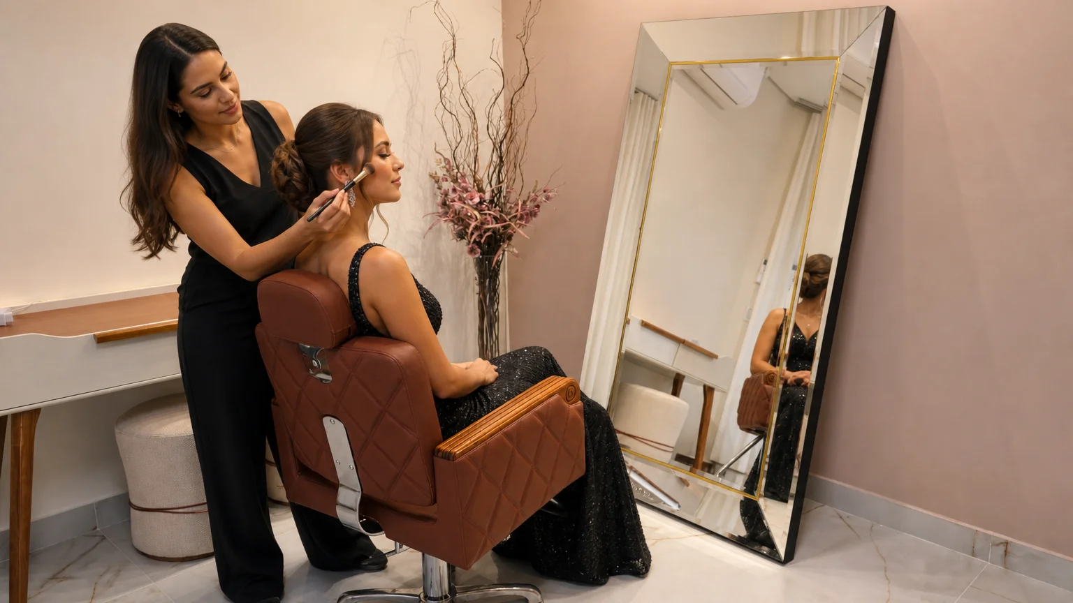 Maquiadora aplicando iluminador em cliente se preparando para evento noturno no We Hall Beauty