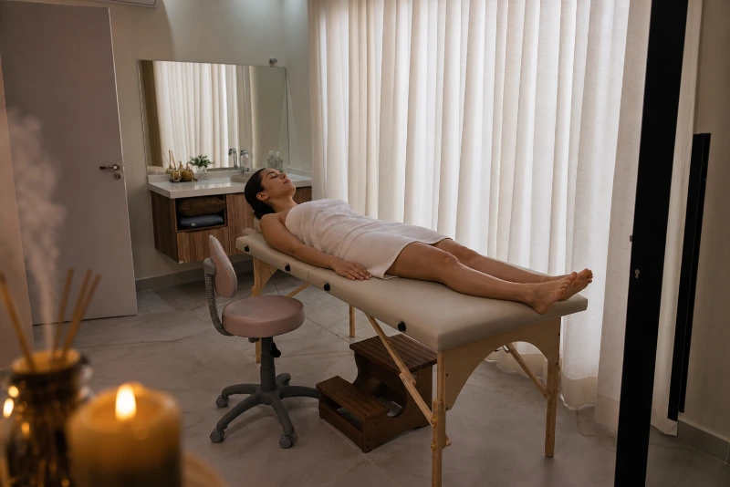 Cliente em relaxamento profundo durante sessão de aromaterapia no SPA do We Hall Beauty