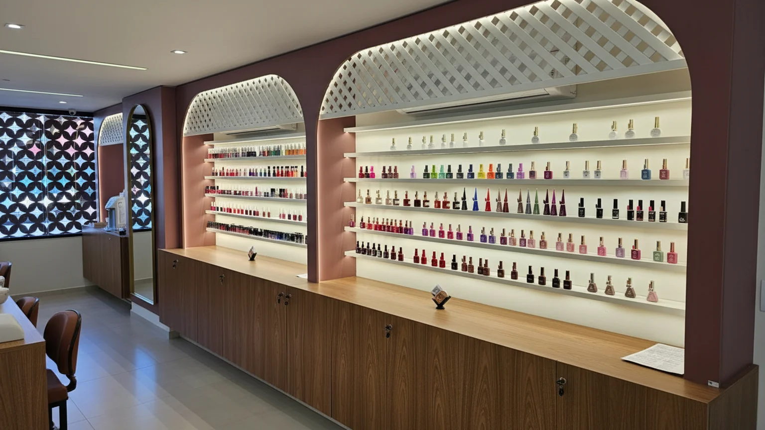 Manicure aplicando detalhes dourados em nail art festiva de Natal no We Hall Beauty em Bauru