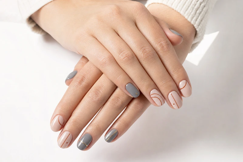 Combinação de cores na nail art minimalista para o inverno: nude+terracota e cinza+dourado