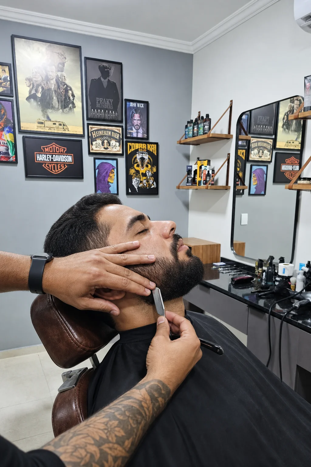 Acabamento de barba na navalha na barbearia We Hall Beauty Bauru