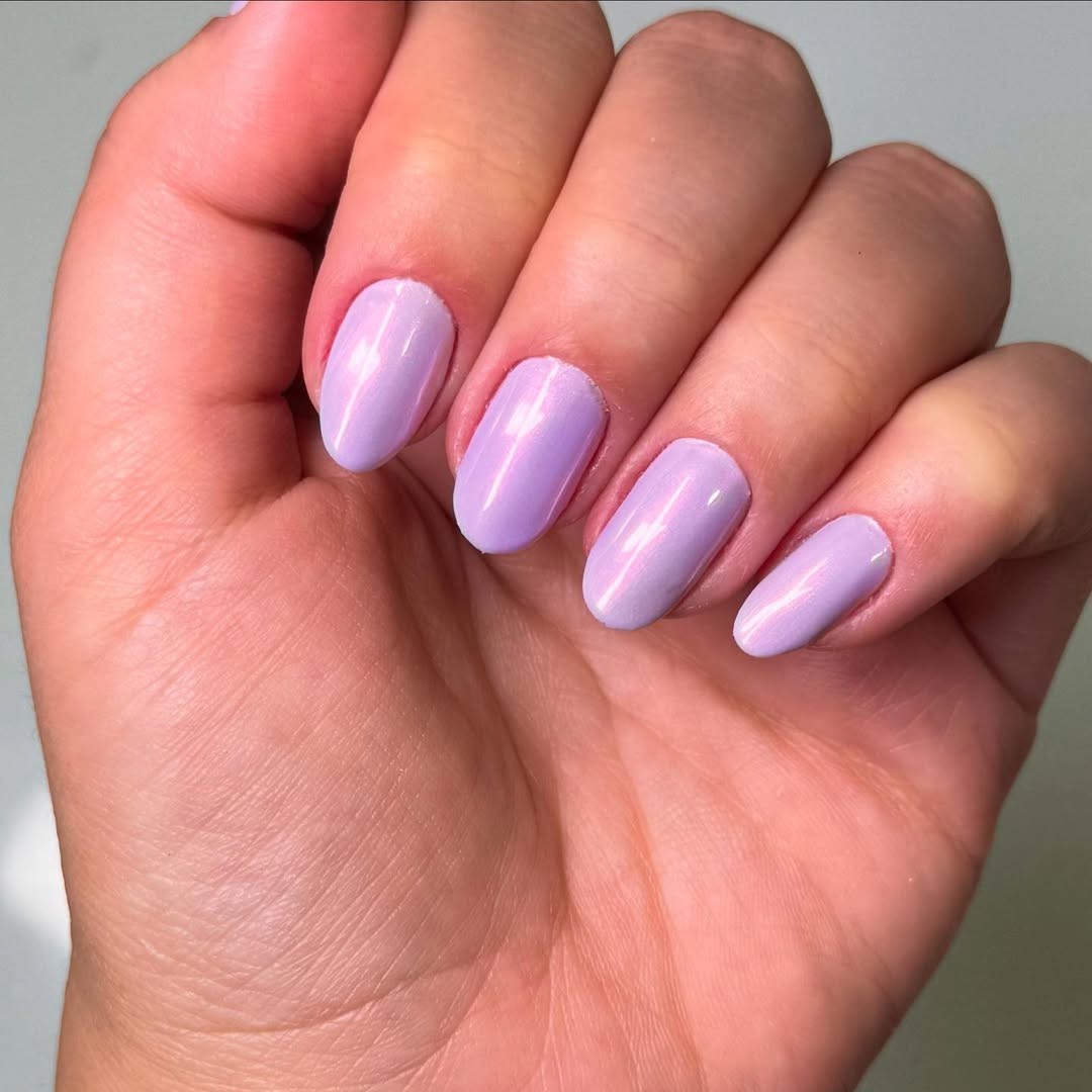 Manicure lilás perolado We Hall Beauty Bauru