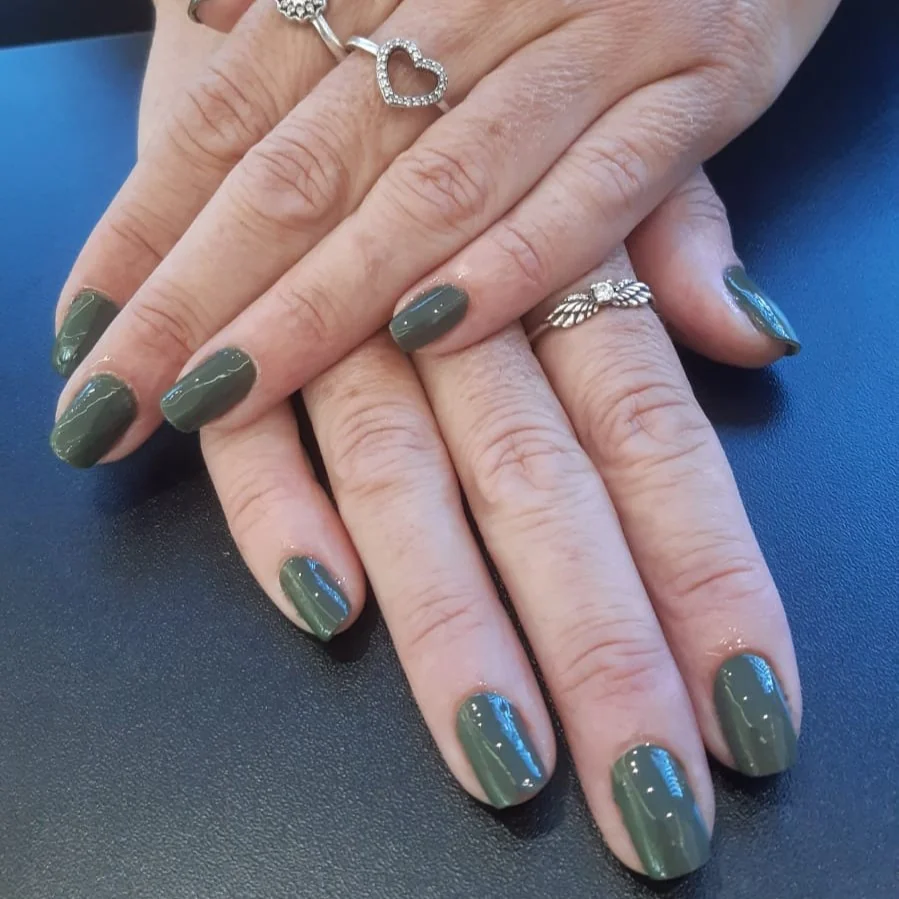 Manicure verde militar We Hall Beauty Bauru