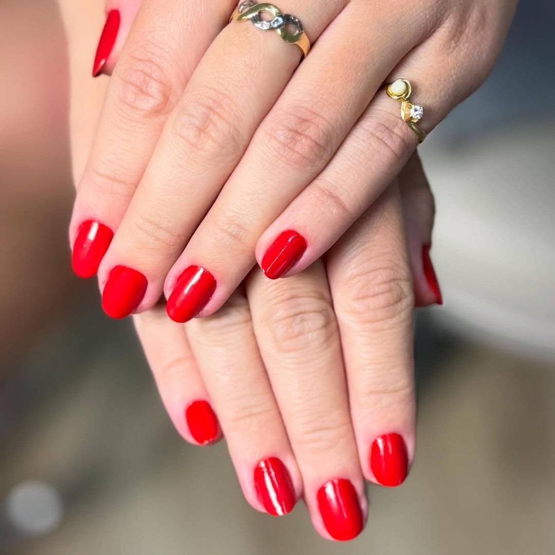Manicure vermelho vibrante We Hall Beauty Bauru