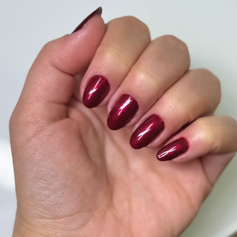Manicure vinho metalizado We Hall Beauty Bauru