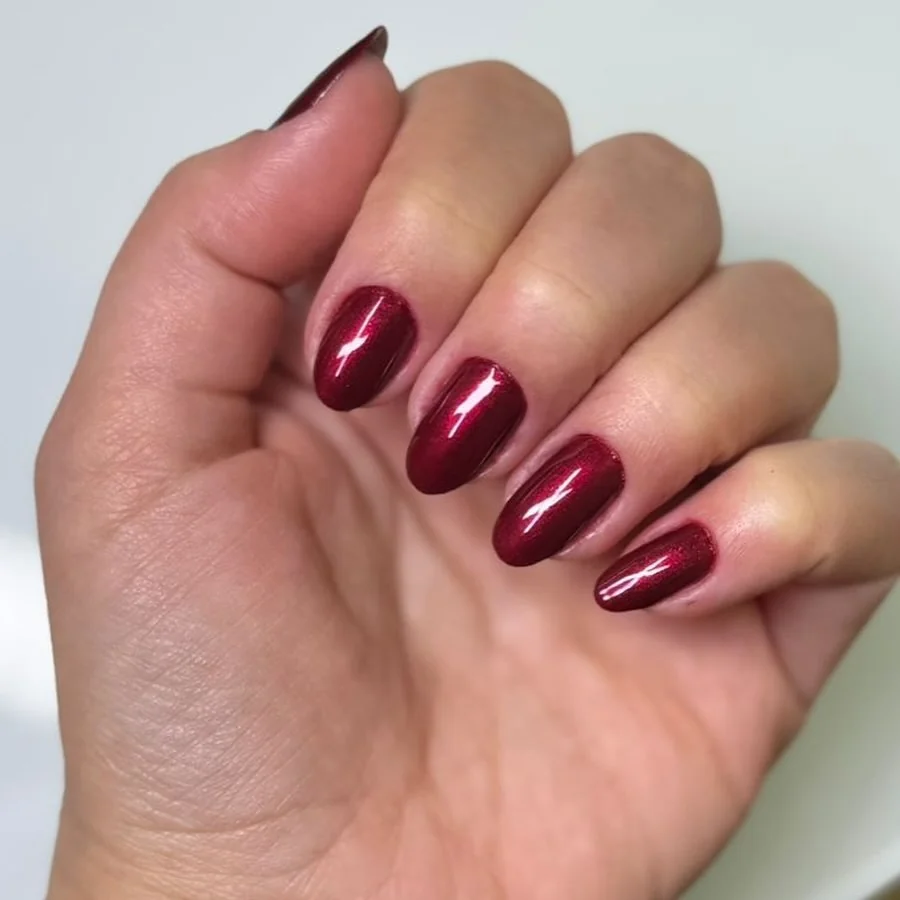 Manicure vinho metalizado We Hall Beauty Bauru