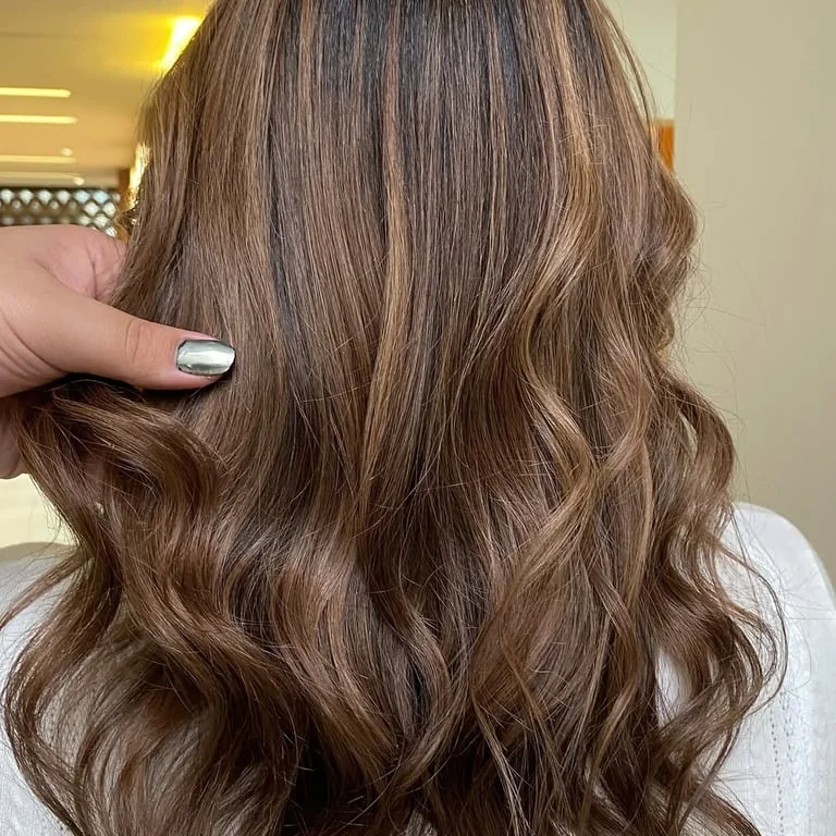 Morena iluminada mechas caramelo Bauru