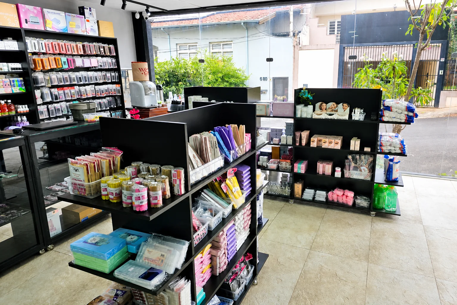 Prateleiras de produtos para cílios e sobrancelhas na loja We Hall Pro