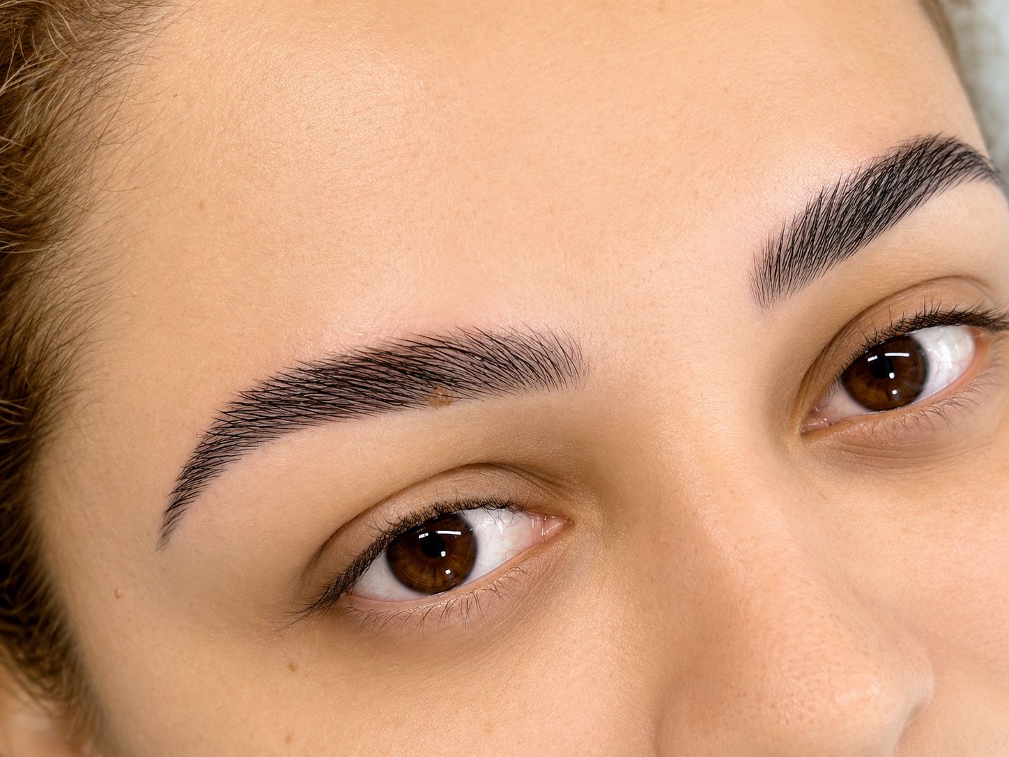 Resultado Brow Lamination — sobrancelhas laminadas em close-up