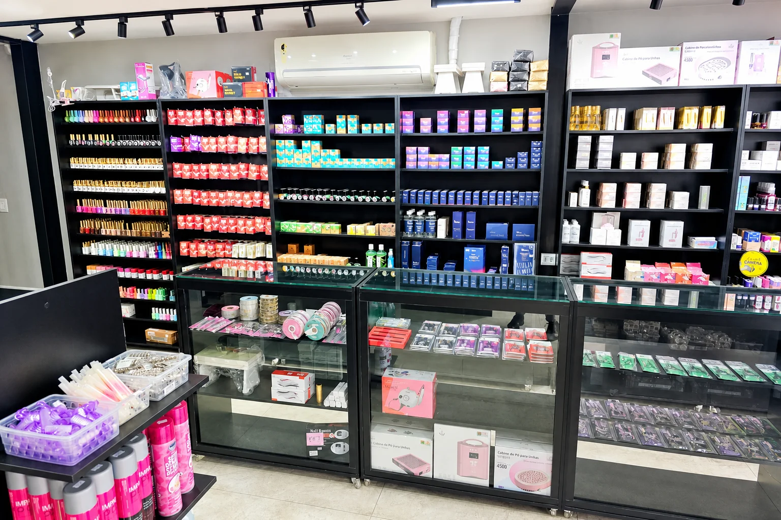 Vitrines de produtos na loja We Hall Pro